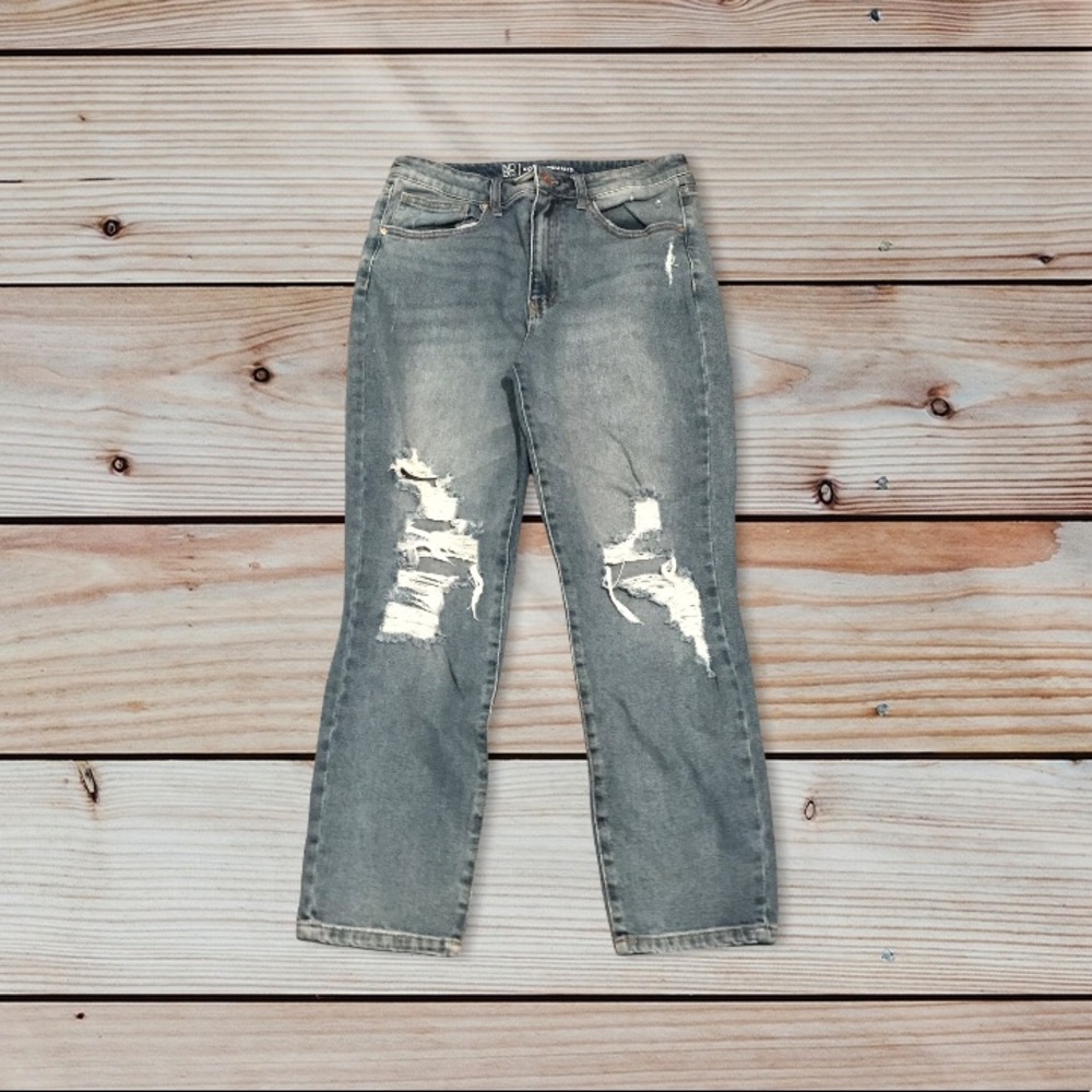 No Boundaries Distressed Jeans